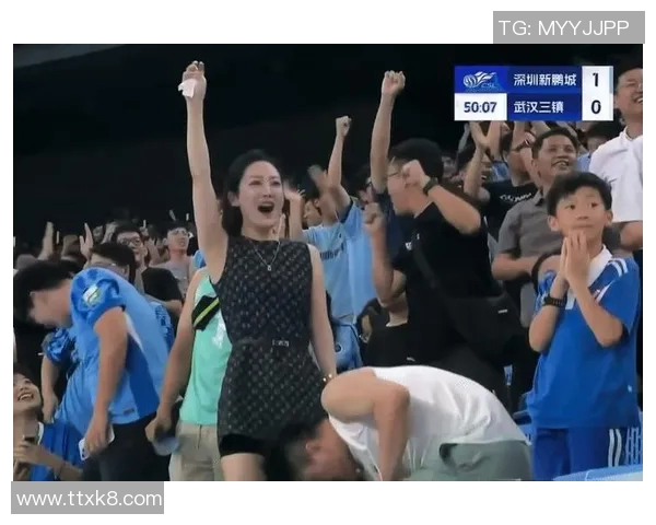 女球迷现场怒怼知名足球球星引发全场震惊热议