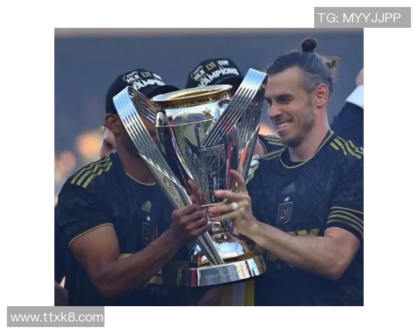 贝尔足球球星摆件精致造型展现传奇风采完美再现运动员英勇瞬间