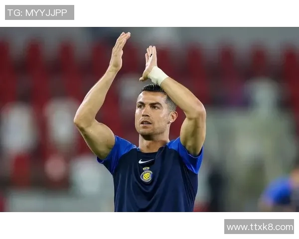 C罗在赛场上挥洒汗水,展现无与伦比的足球技艺与拼搏精神